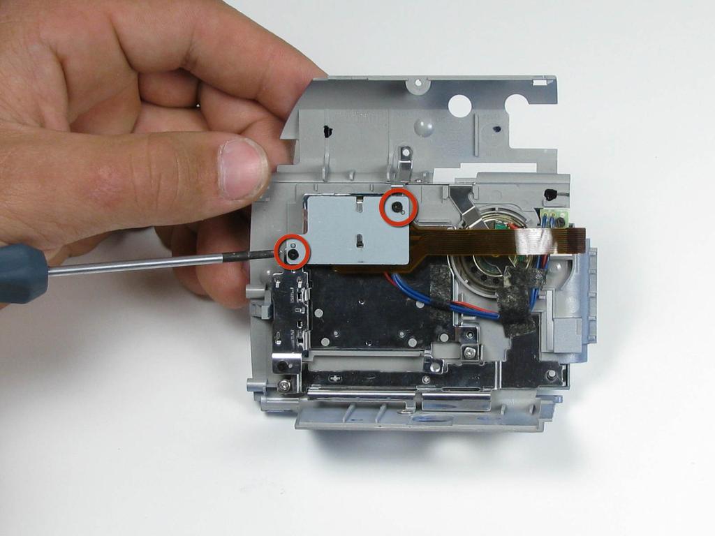 Paso 13 Altavoz En la placa de la carcasa LCD, retire los dos tornillos