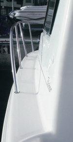 EXTERIORES Tipo cubierta tradicional Plataforma de baño Dimensiones 2,10 x 0,45 m Integrada Ducha Escalera Cofres Portadefensas Bañera Dimensiones 1,90 x 2,15 m Francobordo interior 0,67 m Tapas de
