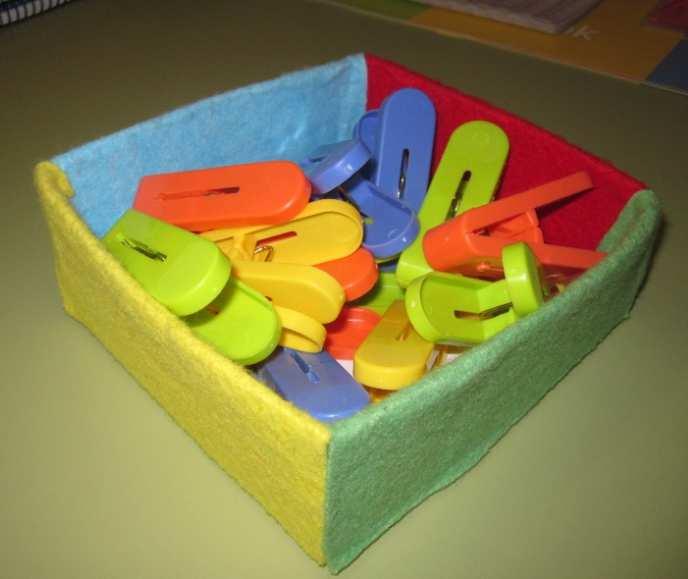 Caja de pinzas: Relacionar colores Material: Para la elaboración de este material hemos usado medio cartón de brickde leche, el cual ha