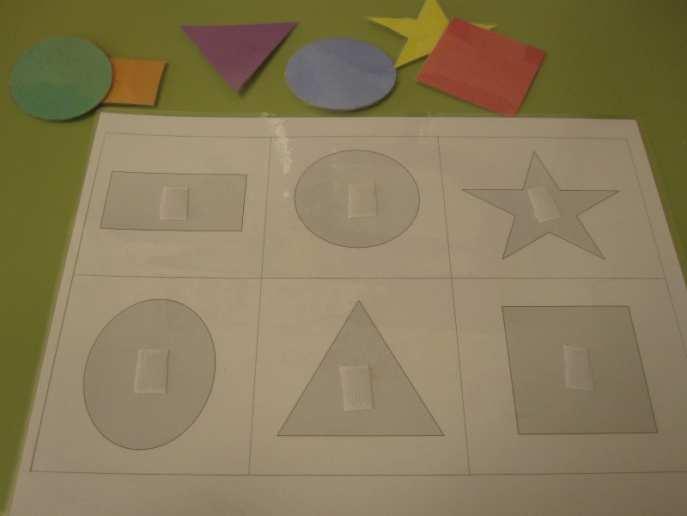 La sombra de las formas Materiales: Cartulinas Velcro Hojas para plastificar Elaboración: En una cartulina hemos impreso las sombras de unas formas geométricas (círculo, cuadrado, triángulo, óvalo,