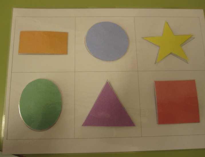 El alumno deberá corresponder la silueta de la forma geométrica en color con su sombra.