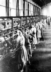 8 DE MARZO A principio del siglo XX, las condiciones laborales de las mujeres eran muy desigualess a las de los hombres. Debido a esta injusta situación, empezaron a organizarse.