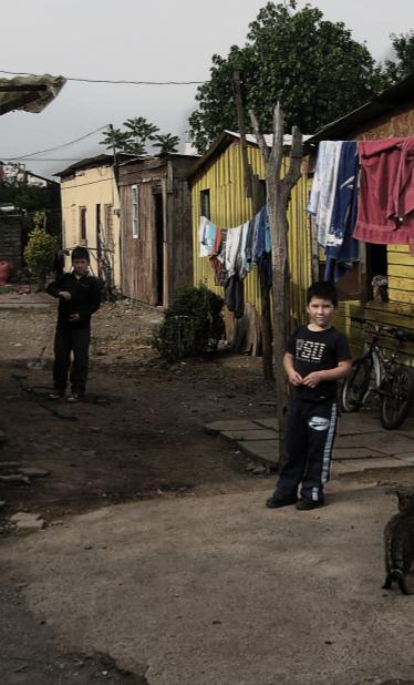 IV. Campamentos Catastro 2011: En Chile hay 706 campamentos. Son 30.000 familias. 8 años promedio vive una familia en un campamento.
