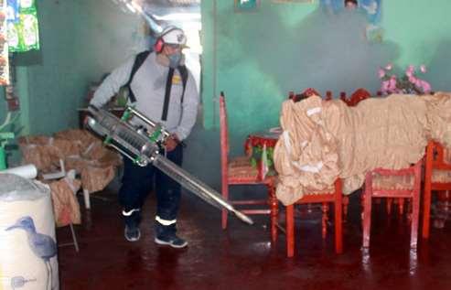Estado en acción Damnificados por lluvias Piura: Intervienen 4 mil viviendas para evitar dengue en Morropón Personal de la Sub Región de Salud Morropón Huancabamba, en el departamento de Piura, viene