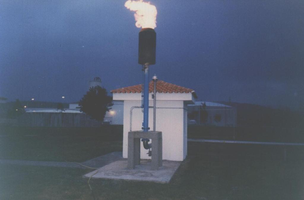 LÍNEA DE GAS El gas del gasómetro se quema en una antorcha con el fin de que no sea expulsado a la atmósfera (el metano es un