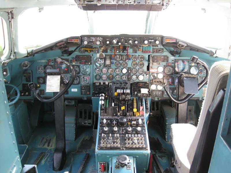 10. Ilustración: Cabina de mando del DC-9, comandante y