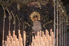 allí, en 1674, con la de las Penas, fundada en 1644 Blanca, de capa, con antifaz morado en el Cristo y azul en la Virgen 1.