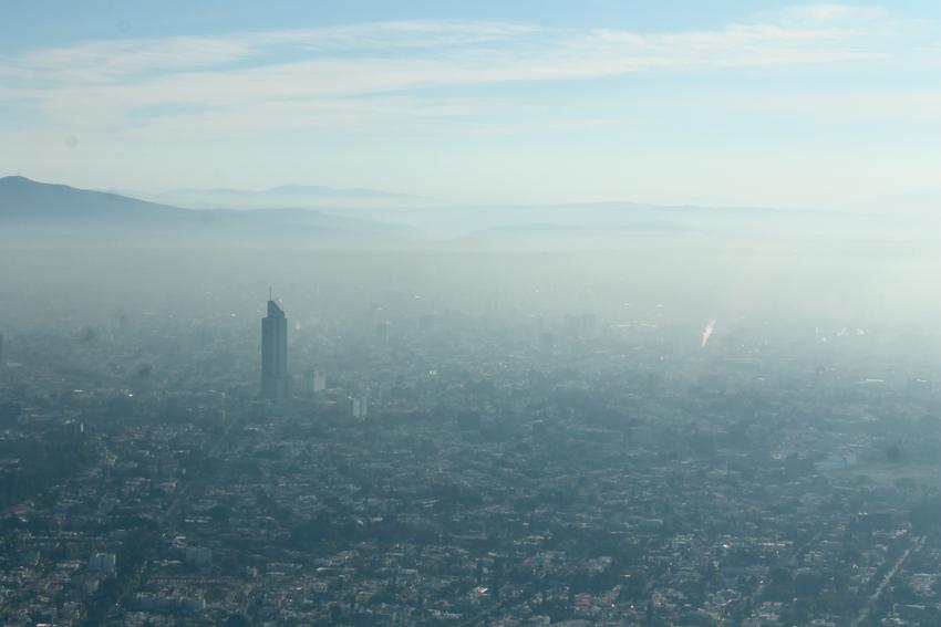 Este es el aire que respiramos en el Área Metropolitana de Guadalajara La segunda ciudad más contaminada del país por ozono y PM10 1 de cada 3 días el aire no cumple con las normas de salud Fuente: