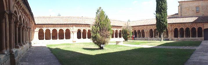 Claustro Concatedral de San Pedro. Conserva de época románica, el claustro de grandes dimensiones de mediados del S.