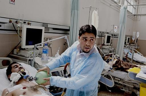 Hospital Al Jalaa, Bengasi. Domingo 27 de febrero de 2011. Un médico libio atiende a un paciente en la guardia de traumatología.