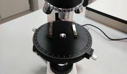 introduce por una ranura en el eje óptico del microscopio cuando se quiere utilizar