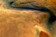 Otra imagen tomada por la Mars Express desde otro ángulo. Se puede apreciar el canal con agua con un tono azul verdoso. Layer Red (Filtro Rojo) Rojo: 87.1% Azul: 12.