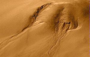 Foto de la superficie de Marte donde se observan unos canales que pudieron haber contenido agua en un pasado.