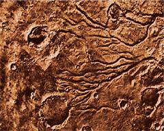 Foto interesante de la Superficie de Marte donde aparecen unos canales muy bien definidos, los cuales fueron muy probablemente formados por la presencia de agua.