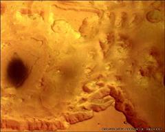 Foto de la superficie de Marte donde aparece a la vista del ojo humano una sombra de gran magnitud ocasionada por algún objeto desconocido.