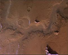 Esta es una foto tomada de una región de Marte conocida como Sidonia. Se puede apreciar un tipo de canal o construcción rara en la parte de abajo.