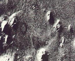 Foto en blanco y negro de la región de Sidonia en Marte, se alcanza a apreciar el famoso Rostro de Sidonia, del cual se ha especulado bastante.