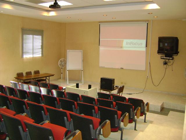 El edificio de videoconferenciastiene 8 de las 10 salas estilo auditorio,equipadas con: televisor, proyector con pantalla, proyector de acetatos y pintarrón.