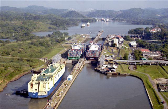 66 El Canal con 80 Km de longitud tiene la capacidad de permitir el paso de los denominados Panamax, con dimensiones máximas de 294.1 m de eslora, 33.2 m de manga y 12 m de calado.
