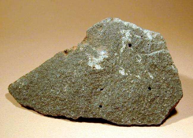 difícil que se formen cristales visibles. - Es típico de rocas volcánicas la presencia de orificios debido a lo gases liberados Obsidiana Pumita Basalto 4.