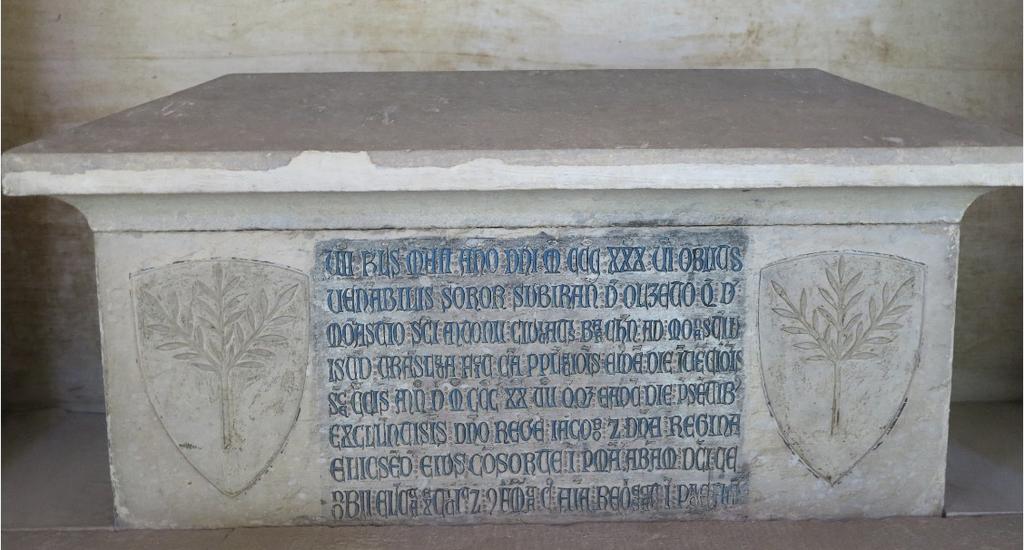 Sala capitular: sarcófago de la primera abadesa