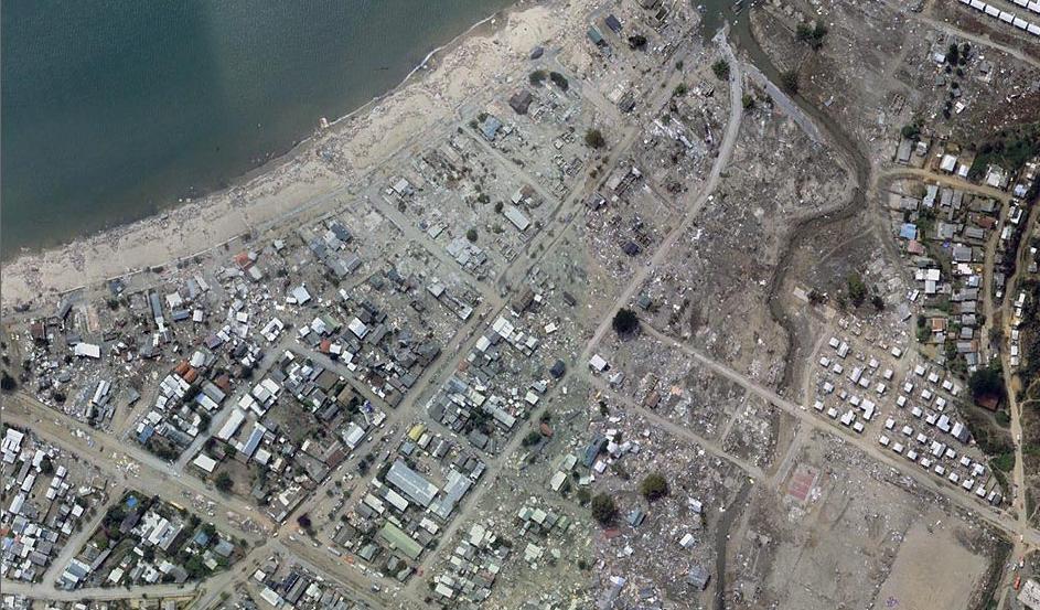 Dichato, fue golpeada por el tsunami en ambos sectores dañando gravemente a la costanera donde se ubicaban restaurantes y locales asociados