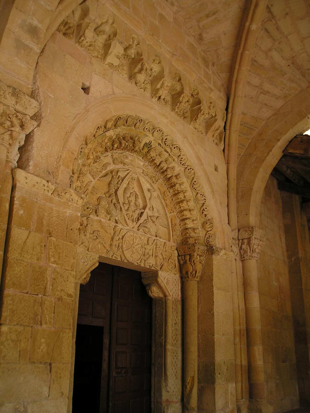 Una de las particularidades que tiene esta iglesia es la portada, cuyo tímpano es único en Segovia, en el centro aparece el Pantocrator rodeado por el Tetramorfos, Al interior la nave según