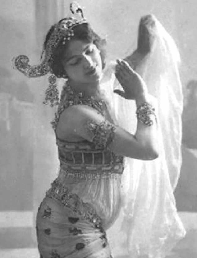 Durante el estallido de la Primera Guerra Mundial, Mata Hari estaba actuando en Berlín, y era amante del cónsul alemán en Ámsterdam, que a su vez era jefe de espionaje de Alemania.
