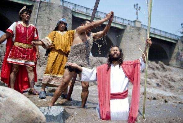 En tanto, los peruanos recrean el bautismo de Cristo en el