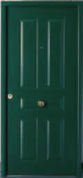 Por el exterior, la puerta incorpora un escudo de seguridad antitaladro y por el interior, un conjunto indivisible de escudo y manivela con llave.