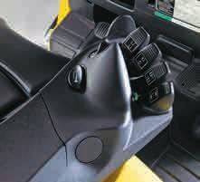 la mano para conducir en sentido marcha atrás, proporcionando al mismo tiempo un fácil acceso al botón de la bobina auxiliar.