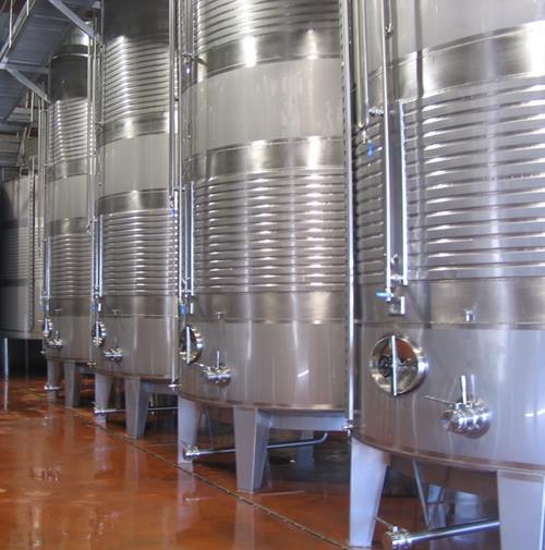 Los depósitos de fermentación de blancos disponen de: Boca superior Compuerta inferior ovalada Válvula