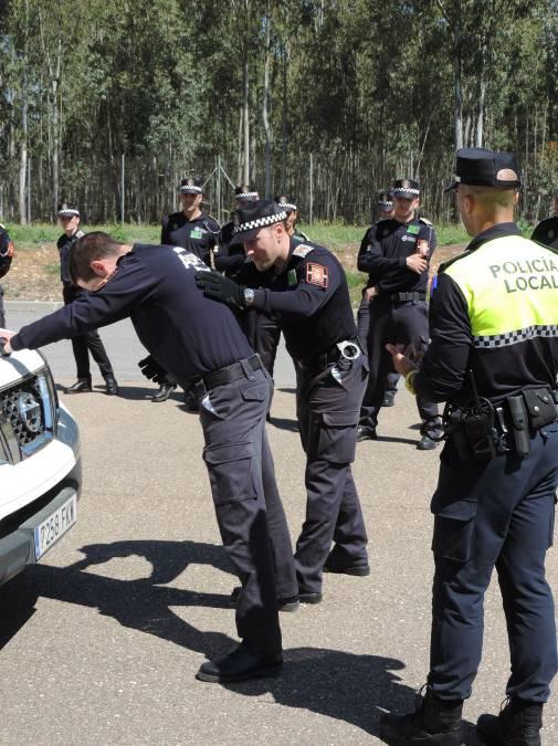 En el área de Policía y Sociedad tenemos: Régimen interior Primeros auxilios Protección Civil El modelo policial español Técnicas de prevención Derechos humanos e