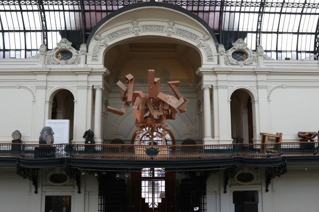 INTERCONECTADOS Plexus Social Hasta el 14 de agosto Instalación escultórica de gran formato de la artista Soledad Omeñaca en los balcones del segundo piso del MNBA.
