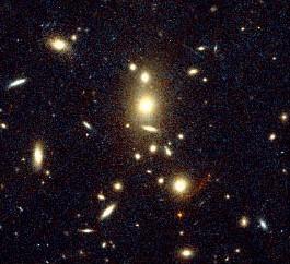 Imagen del cúmulo de galaxias CL1358+62 que muestra una imagen aumentada por el efecto de lente gravitacional de una galaxia mucho mas lejana La luz de dicha galaxia nos llega desde una época en la