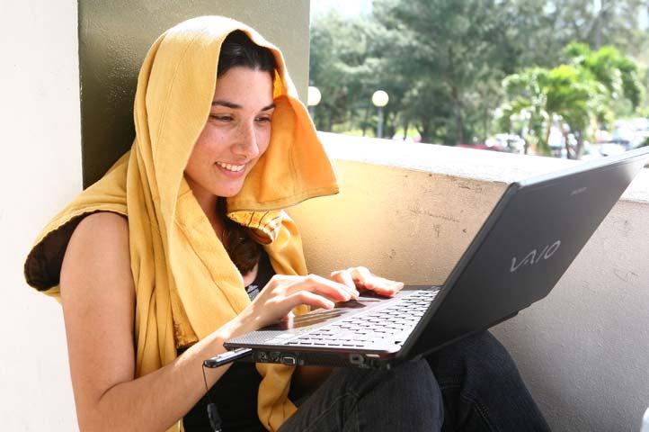 Uso de la tecnología El 68% de los estudiantes posee una computadora personal. El 94% tiene correo electrónico. El 58% tiene conexión al internet.