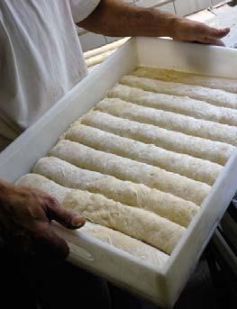 El proceso de elaboración del pan se puede resumir en 6 etapas principales Un proceso revolucionario El amasado (1) y el pesaje de los