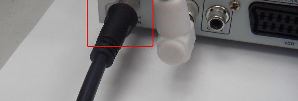 A continuación se muestra un ejemplo de cómo conectar un cable de antena al receptor TDT y a su vez un segundo cable de antena desde la salida de antena del receptor TDT a la entrada de
