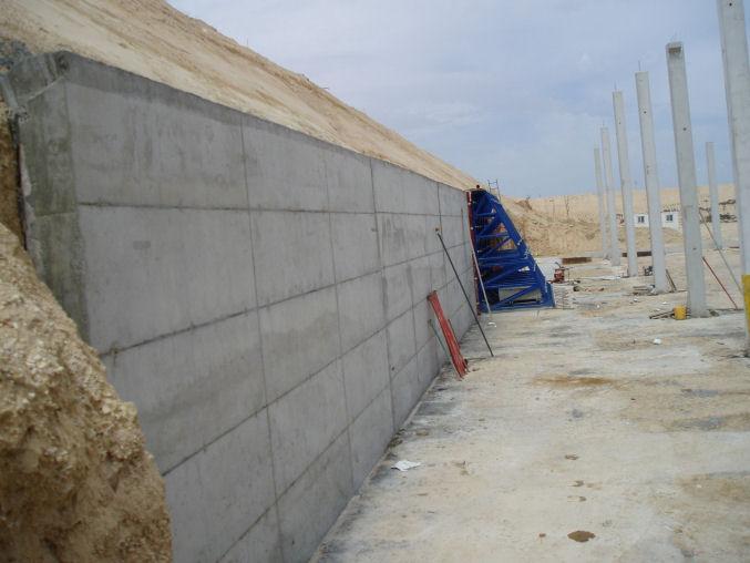 Muros de concreto Este tipo de muros presenta grandes ventajas dese todos los puntos de vista y que aparte de poder resistir esfuerzos de compresión y empujes