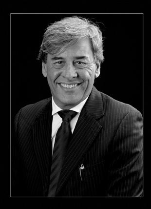 MIGUEL LARRAMENDI nació y vive en Montevideo, Uruguay. En el año 1984 egresó de la Facultad de Derecho de la Universidad de la República como Doctor en Derecho y Ciencias Sociales.
