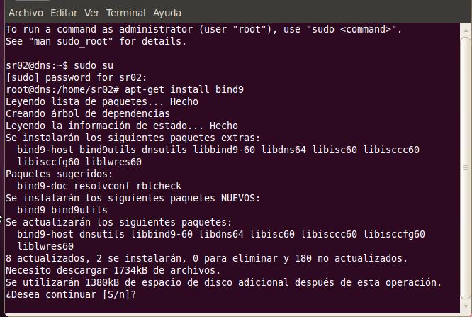 La otra posibilidad de descarga e instalación del programa BIND9 y sus paquetes dependientes es mediante la terminal bash de Linux Ubuntu, mediante el comando apt-get install bind9, el cual nos