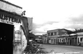 ANEXO C ESTUDIO DE CASO: TERREMOTO DE ARMENIA, COLOMBIA* CAPÍTULO 1 Resumen El 25 de enero de 1999 ocurrió en el Eje Cafetero colombiano un sismo que afectó gravemente a 29 localidades de los