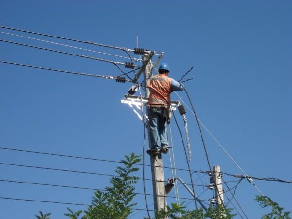 Riesgos en Líneas Energizadas. El reconocimiento de los riesgos presentes en trabajos con electricidad, conlleva necesariamente una clasificación y segmentación de las intervenciones.