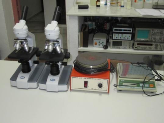 2 microscopios, balanza y placa