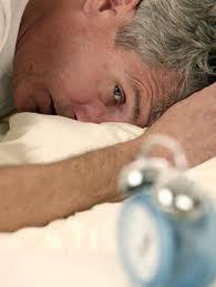 También se pueden presentar problemas cuando no se mantiene un horario constante de sueño y de vigilia, lo cual sucede cuando se