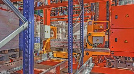 Imagen de un almacén automático con Pallet Shuttle compuesto por cinco niveles de carga y servido por un transelevador.