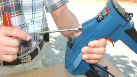 Si requiere disparar grapas con pata larga (18-3/4), ajuste el tornillo excéntrico (033) hacia arriba.