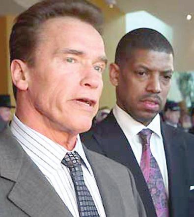 AWEMainta Internacional 15 Debate riba problemanan di presupuesto na California a tranca Gobernador Arnold Schwarzenegger a trata di salba un proposicion pa resolve e deficit di 42.