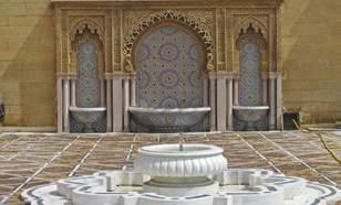 Visita de la ciudad, con las 7 puertas del alacio Real, el barrio judío o Mellah, puerta de Bab Bou Jeloud que da acceso a la Medina.