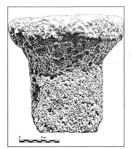 Figura 1: Capitel toscano procedente de la villa romana de la Alquería del Román (Jumilla). de conservación. Puede pertenecer a finales de época republicana debido al poco abombamiento del equino.